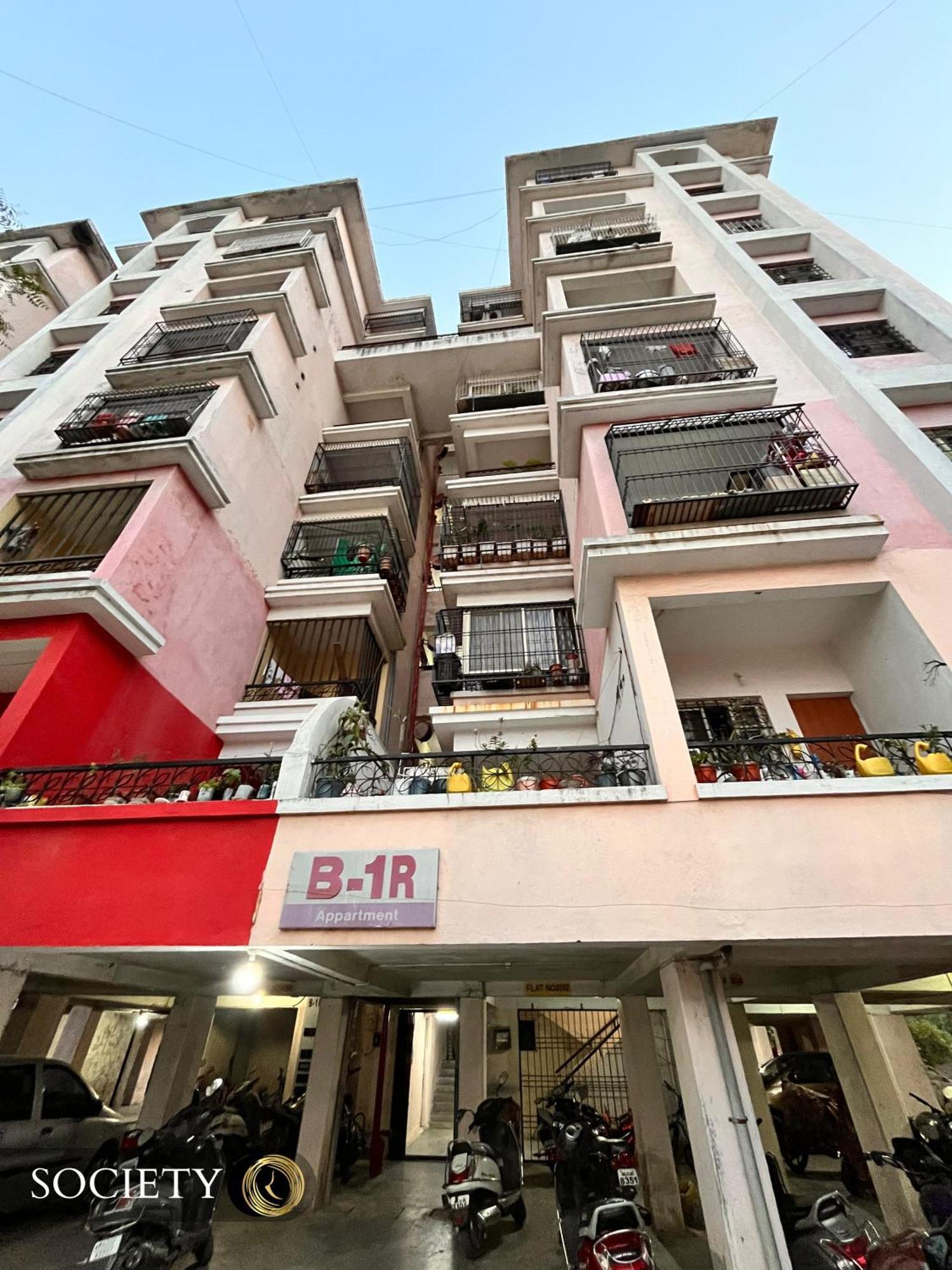 3bhk - Entire - New Listing At Offer Price *